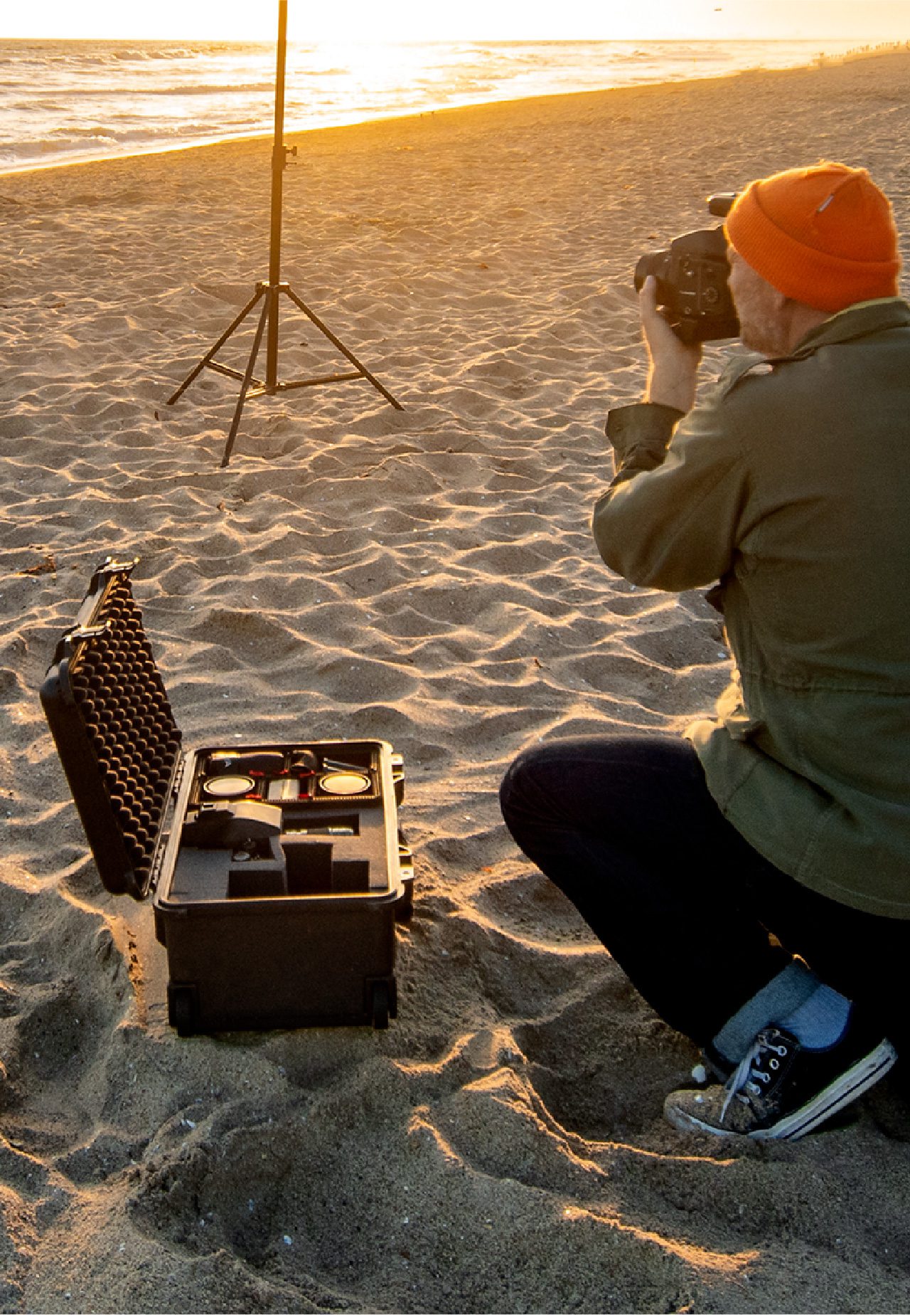 profissional tirando uma foto do mar após tirar seus equipamentos de dentro de uma Hardcase da Tecnotri