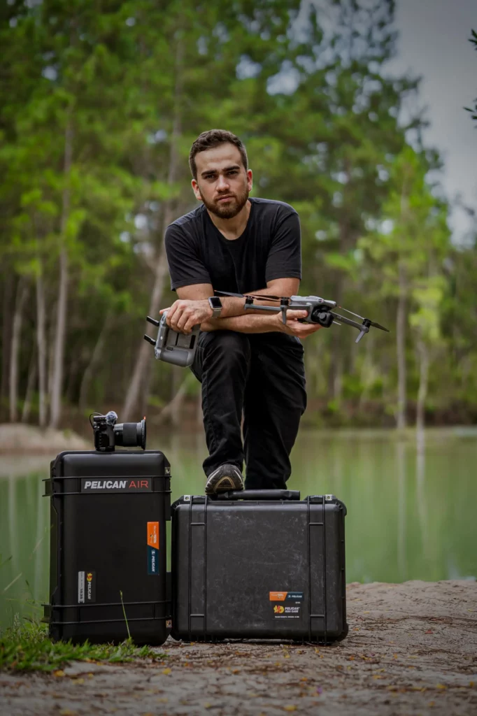homem realizando fotografias ou filmagem com drones com maletas especiais para drones