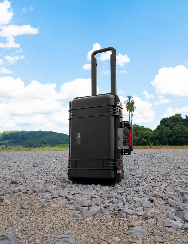 maleta case para drone em ambiente externo com céu azul de fundo