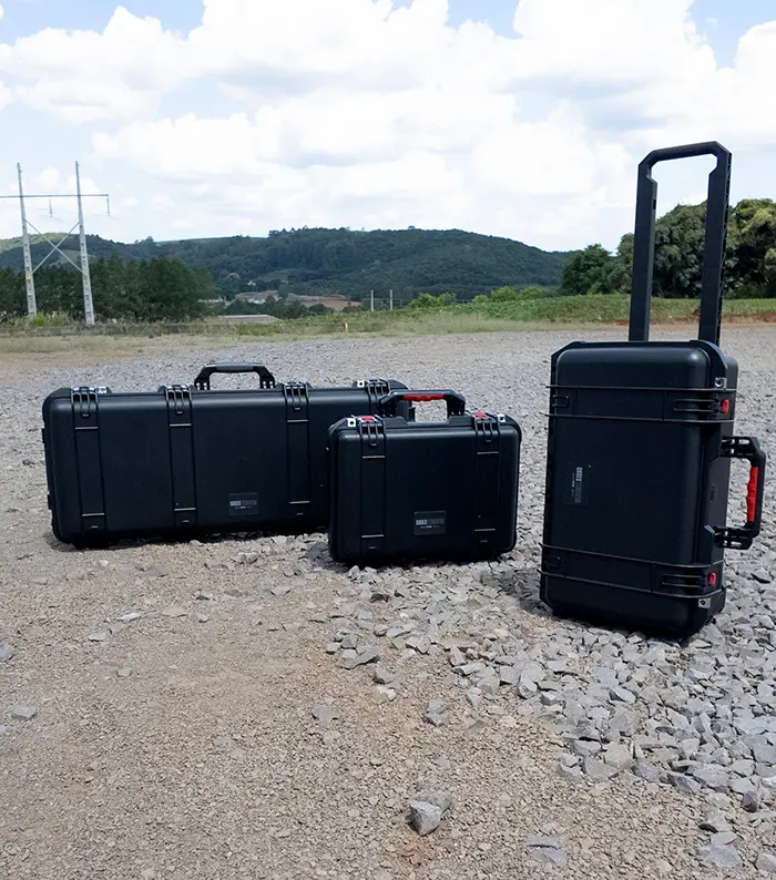 fotos de três maletas para equipamentos e um ambiente externo